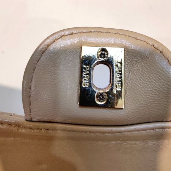 CHANEL Caviar Beige Jumbo Gold Hardware - Preloved - Picture 8 of 16